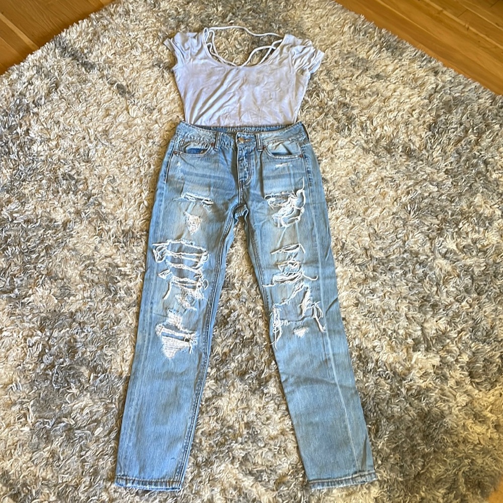 American Eagle Tomgirl Jeans Distressed Ripped 00 Regular Light Wash + Shirt